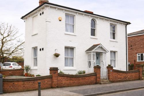 landvue stays, The Colchester town White House 4 bed 2 bath!
