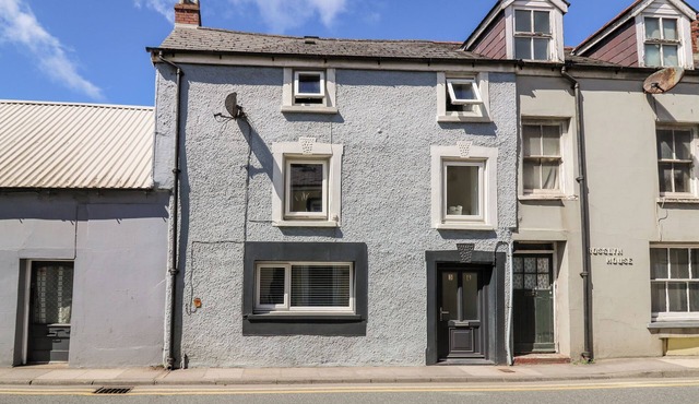 LANE COTTAGE, pet friendly, with a garden in Cardigan