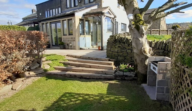 Lane End Cottage Holmfirth - Panoramic Views, Modernised with offroad parking