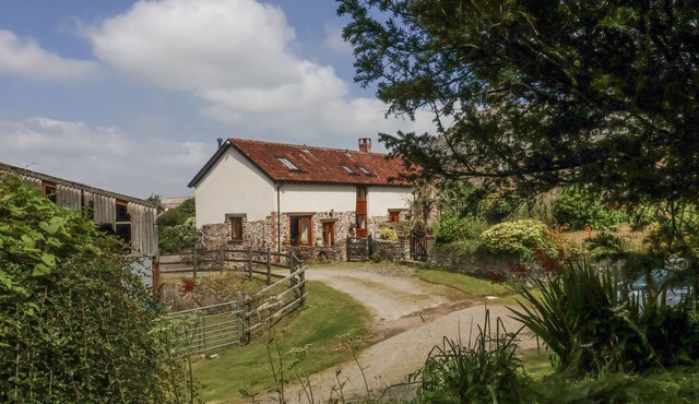 LANE END, family friendly, character holiday cottage in North Molton