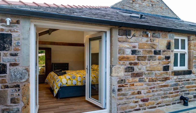 LANE HOUSE SHIPPON, pet friendly, with a garden in Burnley