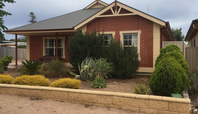 Lane-way Holiday Rental -3 Minutes walk from the beach