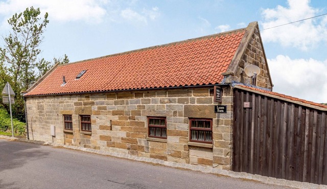 LANES BARN, family friendly, character holiday cottage in Glaisdale