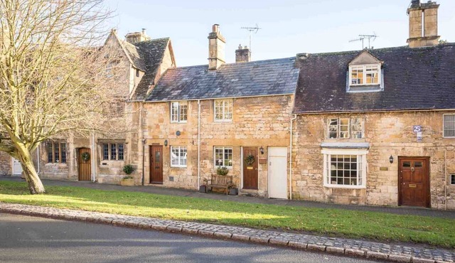 LANES COTTAGE, pet friendly, with open fire in Chipping Campden