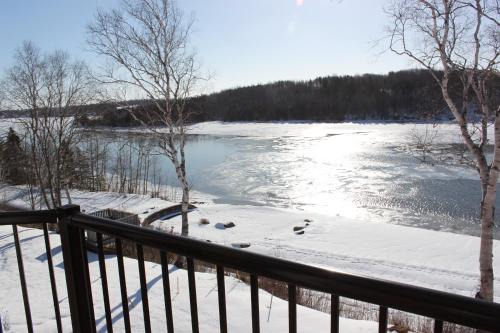 Lanes Riverhouse Inn & Cottages