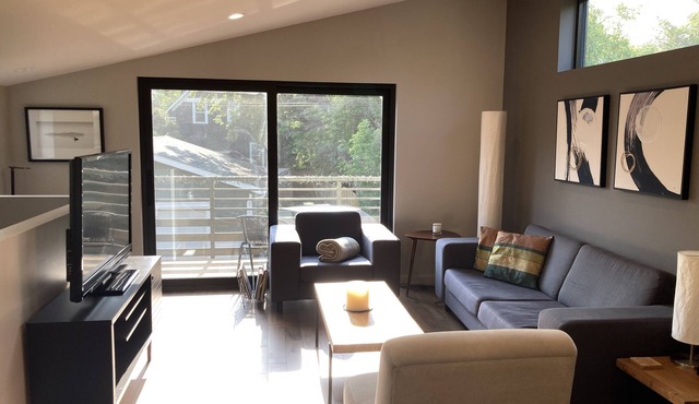 Laneway close to UofS, downtown, and City Hospital. Pet friendly!