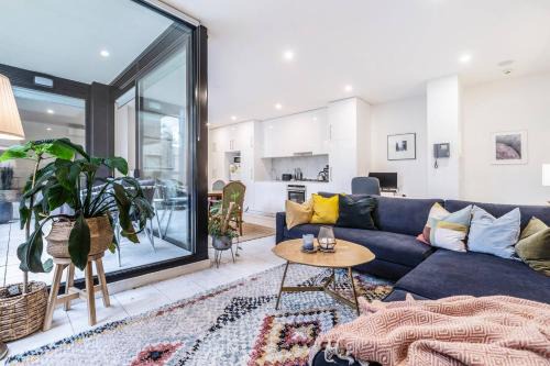 Laneway Leisure - Leafy Delight in the Heart of Fitzroy