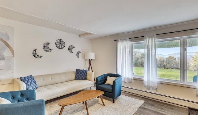 Lang Farm Mountain View: 2 br w/wood stove & views!
