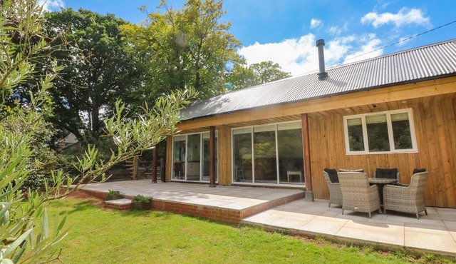 LANGDALE BARN, pet friendly, with open fire in Sampford Courtenay