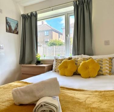 Langdale House - Group Stays Contractors & Families Long or Short Stay - 5 Rooms 7 Beds 3 bathrooms Kitchen, FREE Wi-Fi & Parking