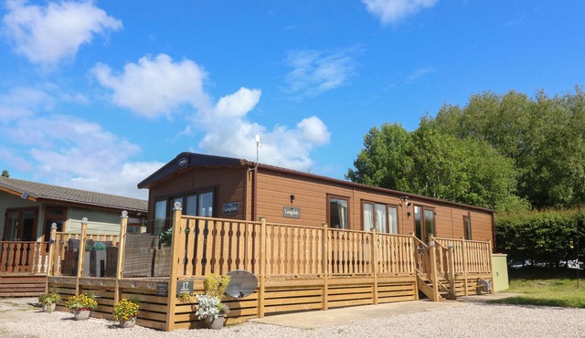 LANGDALE LODGE, pet friendly, with a garden in Tewitfield Marina