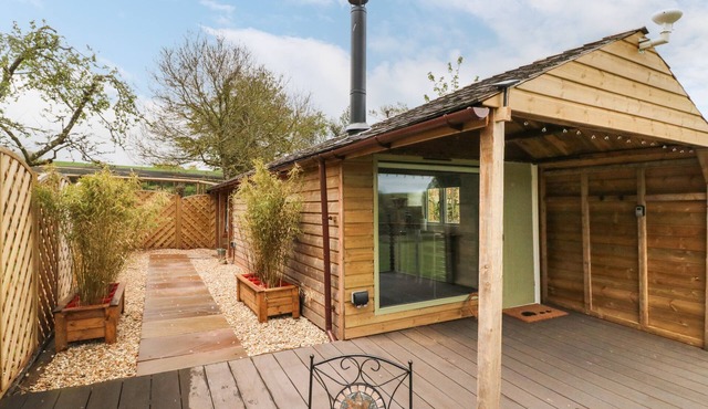 LANGDALE LODGE, pet friendly, with open fire in Sampford Courtenay