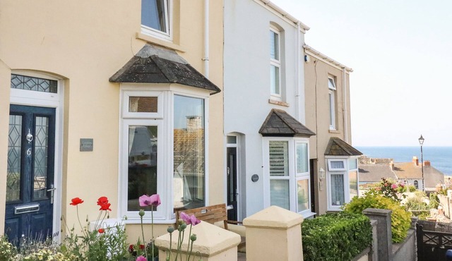 LANGHAM COTTAGE, pet friendly, with open fire in Fortuneswell