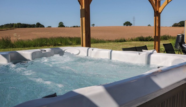 LANGLEY BARN, family friendly, with hot tub in Brailsford