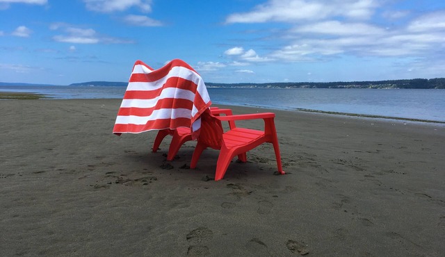 Langley Beach House - 5 bedroom waterfront home in downtown Langley!