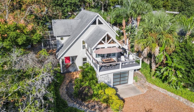 Langoon Lodge 4-BR 3-BA, 8 beds. Walk to DT&Lake