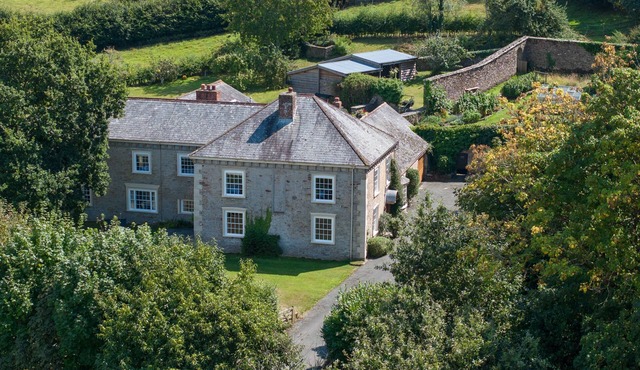 Langston House - a house that sleeps 14 guests in 7 bedrooms