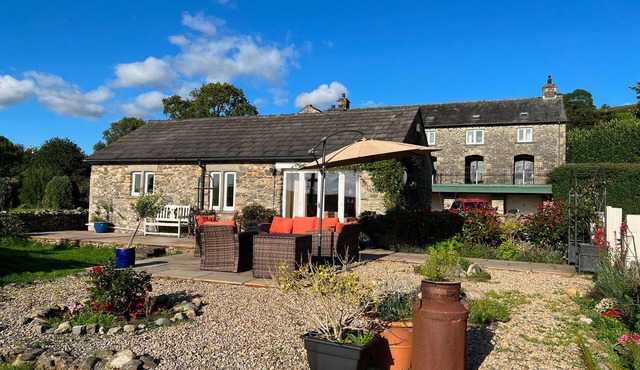 LANGTHWAITE COTTAGE, pet friendly, with hot tub in Kirkby Lonsdale
