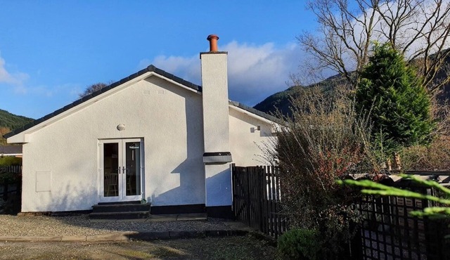 Langview is an Idyllic 2 Bed cottage in Succoth near Arrochar with outside balcony area