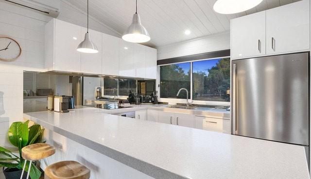 Lani - 5 bedroom home located on the banks of Lake Eildon.