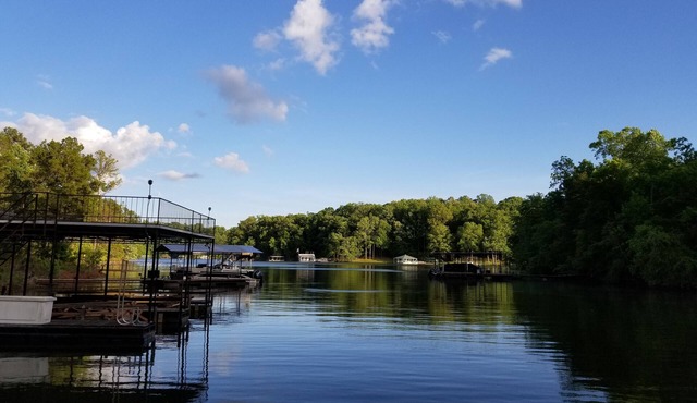 Lanier Waterfront Cabin retreat. GA mountains, 5Br w/Dock, Grill, Fire pit +more