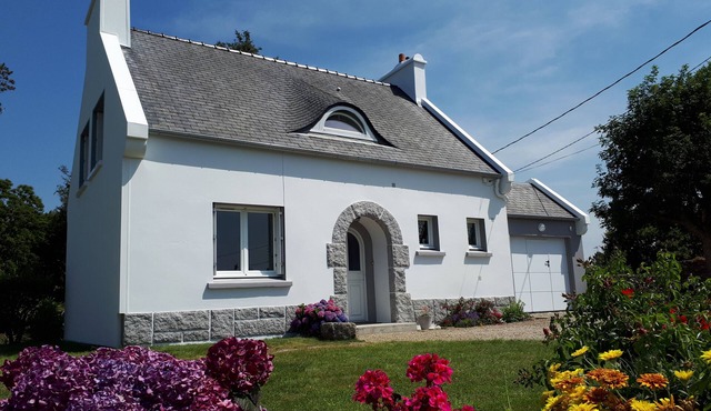 Lanildut. Close to the sea and the GR34. Maximum 6 pers.