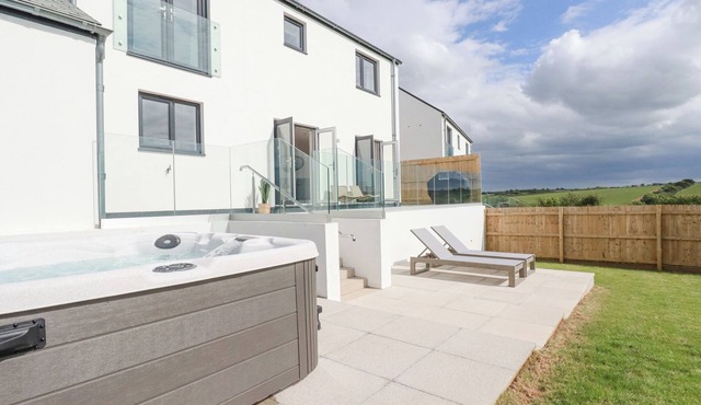 LANNGORROW, country holiday cottage, with hot tub in Crantock