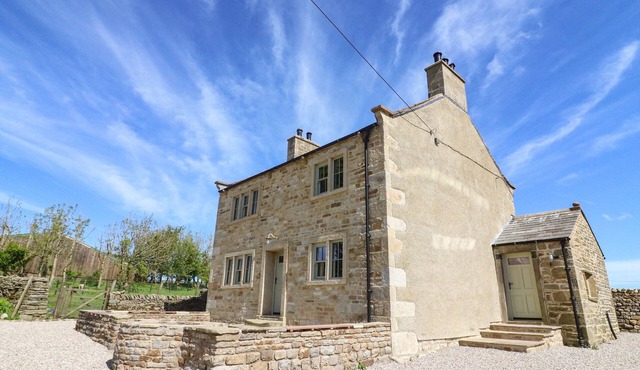LANSHAW HOUSE, family friendly, with open fire in High Bentham