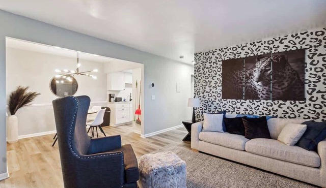 Lansing Layover#3 | 2 BR - 1 BA