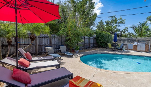Lantana Beach House-5 mins to Beach-nKING BD/Hot Tub/Pool/Fire Pit/Gym/Mini Putt