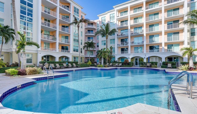 Lantana Condo w/Balcony: 11 Mi to Palm Beach!