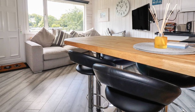 LANTEGLOS 18, country holiday cottage, with pool in Camelford