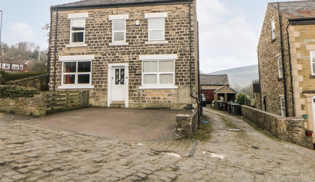 LANTERN VIEW, pet friendly, with a garden in Hayfield