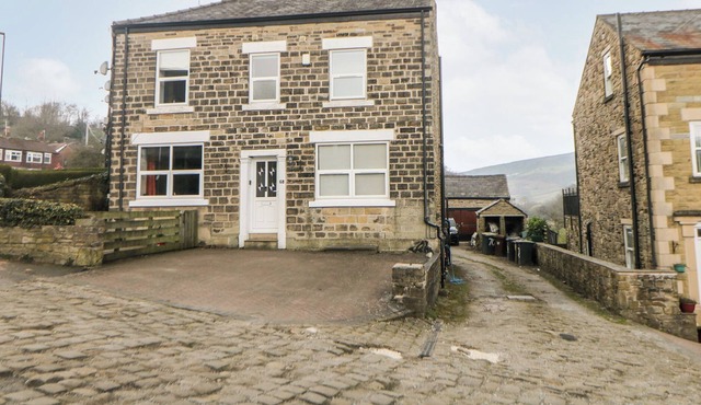 LANTERN VIEW, pet friendly, with a garden in Hayfield