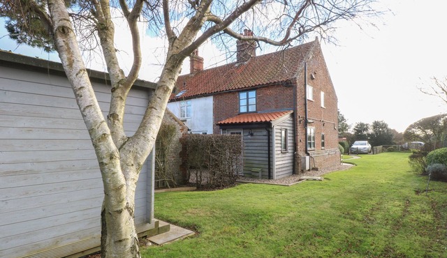 LANTHORN COTTAGE, pet friendly in Happisburgh, East Anglia