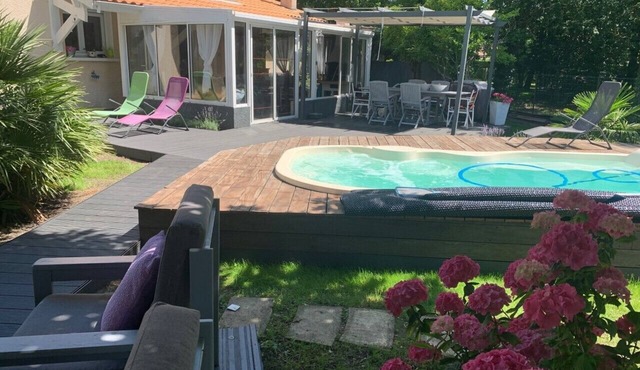 LANTON 3-bedroom house with heated pool 200 m from the beach.