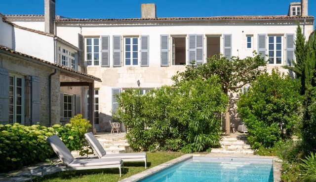 Lapasset - Historic renovated house with heated pool