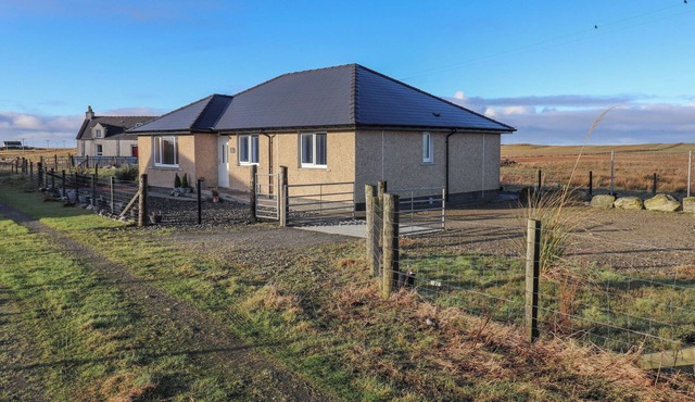 LAPWING COTTAGE, pet friendly in Daliburgh, Isle Of South Uist