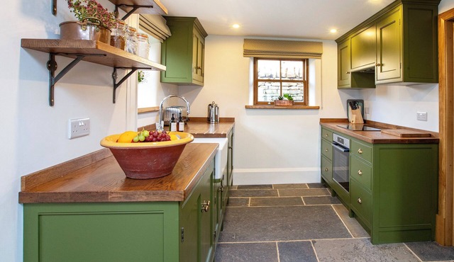 LAPWING COTTAGE, character holiday cottage, with hot tub in Cowling