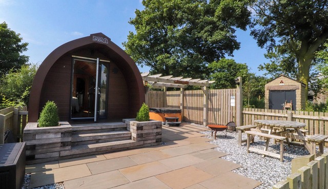 LAPWING LODGE, romantic, with hot tub in Lancaster