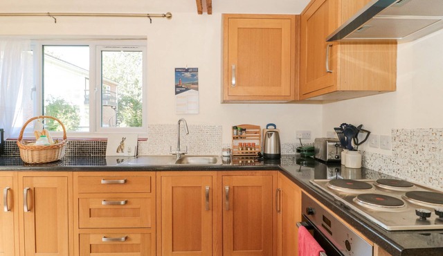 LAPWING LODGE, with pool in Hemyock