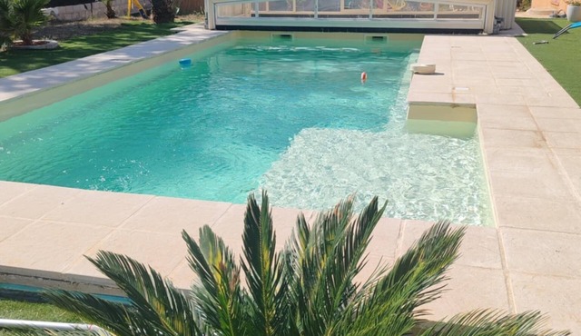 Large 4-bedroom villa, covered swimming pool, pétanque, volleyball.