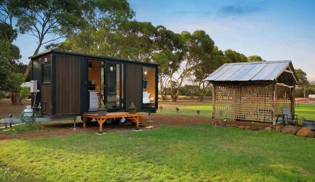 Lara Grove Cottage by Tiny Away