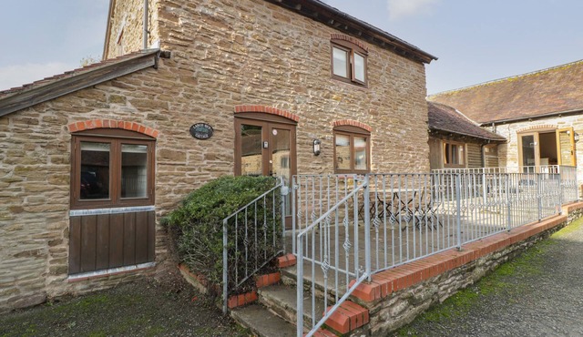 LARCH BED COTTAGE, pet friendly, with hot tub in Bromyard