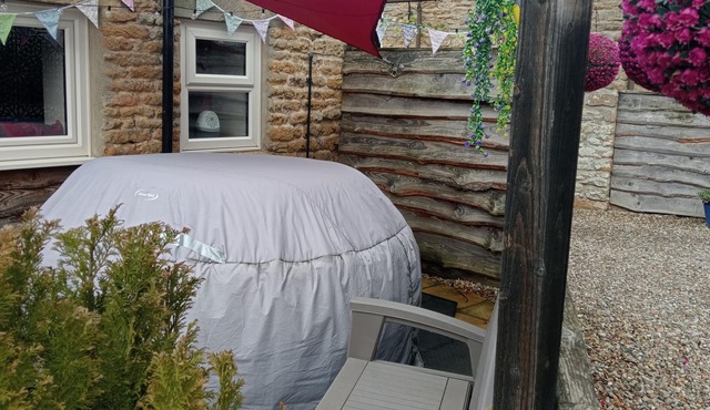 Larch Cottage Ruston with hot tub (dogs go free)