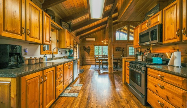 Larch Lodge – 3 BDR Secluded Log Cabin & Pet Friendly!
