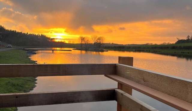 Larch Lodge - Idyllically situated Lakeside & private hot tub fishing riding