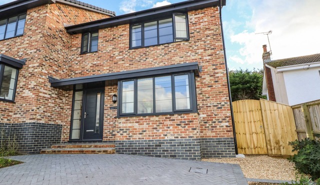 LARCH LODGE, pet friendly, character holiday cottage in Totland