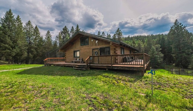 Larch Lodge – Secluded Cabin!