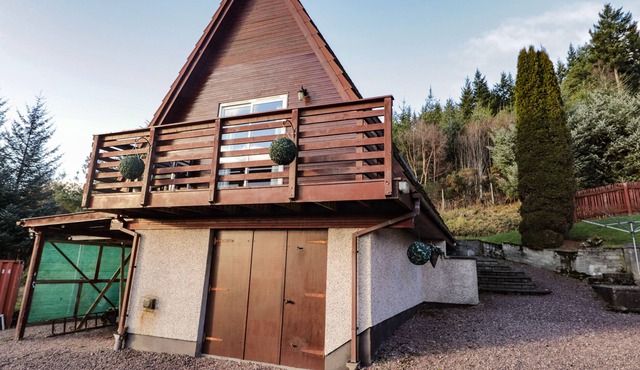 LARCHFIELD CHALET 1, pet friendly, with a garden in Strathpeffer